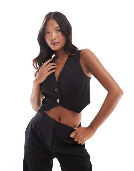 ASOS DESIGN Petite - Elegant cropped gilet in zwart