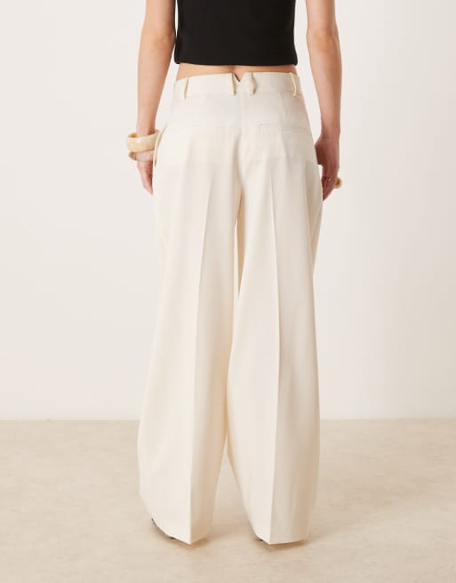 ASOS DESIGN Petite – Elegante Hose in Cremeweiß mit weitem Bein und Bundfalten, 2 von 5