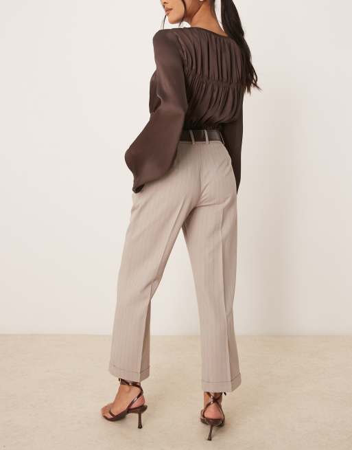 ASOS DESIGN Petite – Elegante Hose in Nerzbraun mit schmalem Schnitt, Gürtel und Streifen, 4 von 5