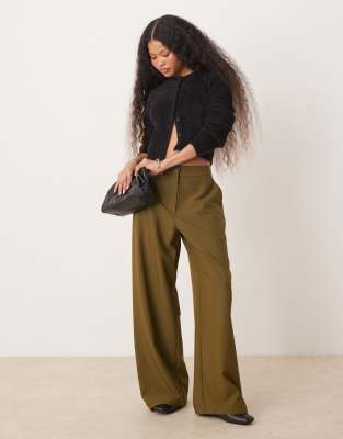 ASOS DESIGN Petite - Elegante Hose in Oliv mit lockerem, geradem Schnitt-Grün