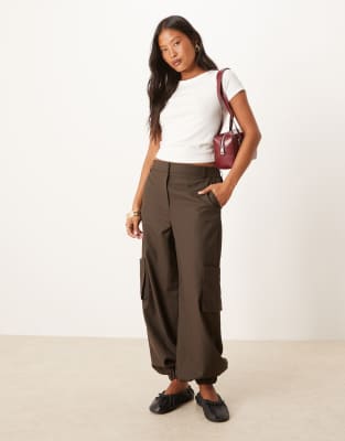 ASOS DESIGN Petite - Elegante Hose in Schokobraun mit geradem Bein, Bündchen und praktischen Taschen