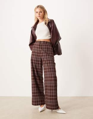 ASOS DESIGN Petite - Elegante, lässig und gerade geschnittene Hose in burgunderrot kariert-Bunt