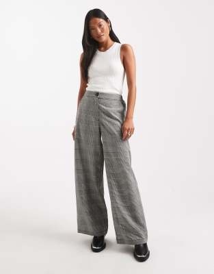 ASOS DESIGN Petite - Elegante, legere, gerade Hose mit Hahnentrittmuster in Schwarz/Weiß-Bunt