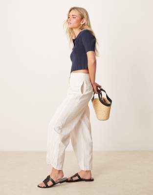 ASOS DESIGN Petite - Elegante Leinenhose in gestreiftem Ecru mit anpassbarem Saum mit Lasche-Bunt