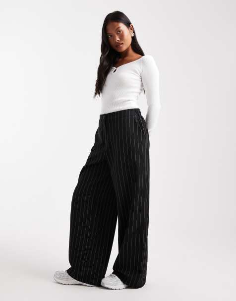 ASOS DESIGN Petite - Elegante ruimvallende broek met rechte pijpen in zwart met krijtstreep - view 1