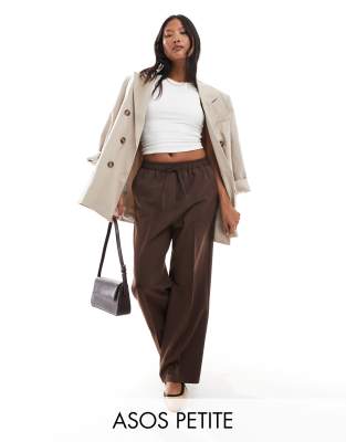 ASOS DESIGN Petite - Elegante Schlupfhose in Braun-Brown