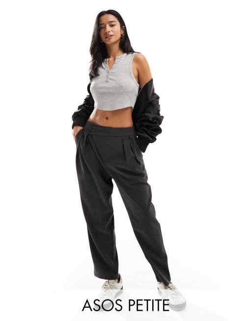 ASOS DESIGN Petite – Elegante, schmal zulaufende Hose in Anthrazit mit asymmetrischer Taille