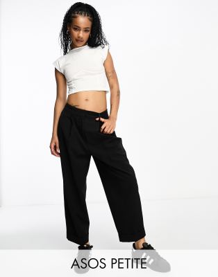 ASOS DESIGN Petite - Elegante, schmal zulaufende Hose in Schwarz mit Umschlagsaum