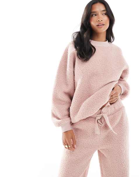 ASOS DESIGN Petite - Ensemble confort avec sweat et pantalon ample en imitation peau de mouton - Rose - view 1