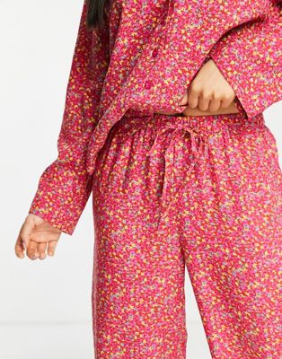 Femme DESIGN Petite - Ensemble pyjama avec chemise et pantalon en modal à petites fleurs - Rouge & rose