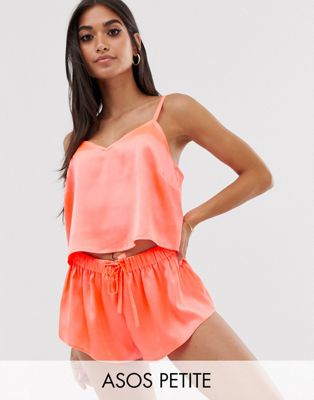 ASOS DESIGN Petite – Exclusive – Pyjamasset i satin och neon med shorts-Orange