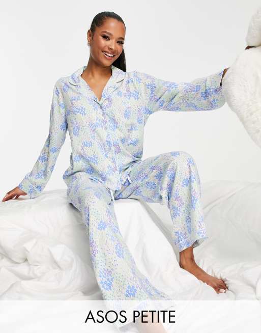 ASOS DESIGN Petite - Exclusives - Pyjamaset met overhemd van modal en broek met fijne bloemenprint in paars
