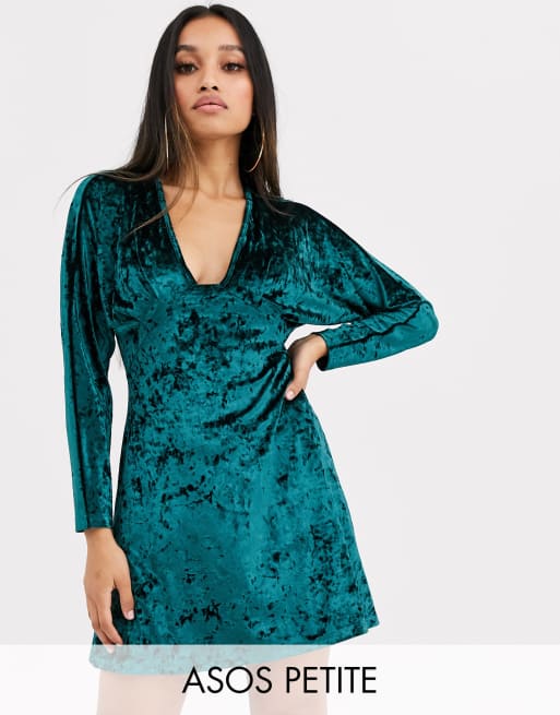 ASOS DESIGN Petite – Exklusiv miniklänning i sammet med djup urringning och lång ärm