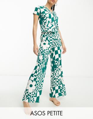 ASOS DESIGN Petite - Exklusiver Viskose-Pyjama mit Hemd und Hose in Grün mit floralem Schachbrettmuster