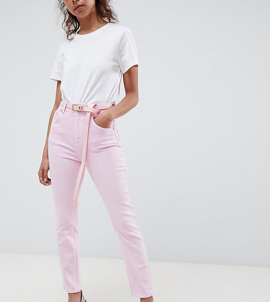 ASOS DESIGN Petite - Farleigh - Mom jeans met hoge taille en roze wassing met riem