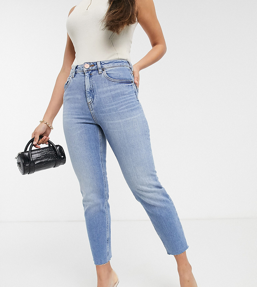 ASOS DESIGN Petite - Farleigh - Smalle mom jeans met hoge taille en onafgewerkte zoom in felblauwe mid wash