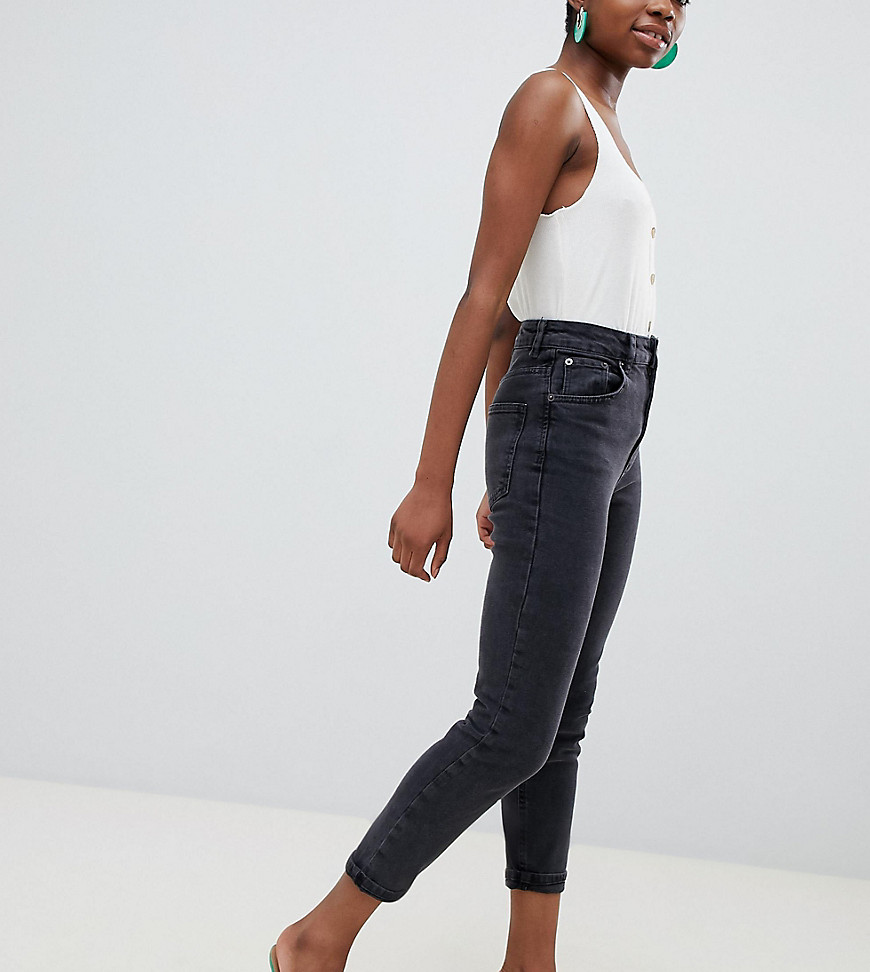 ASOS DESIGN Petite - Farleigh - Smalle mom jeans met hoge taille en zwart met wassing
