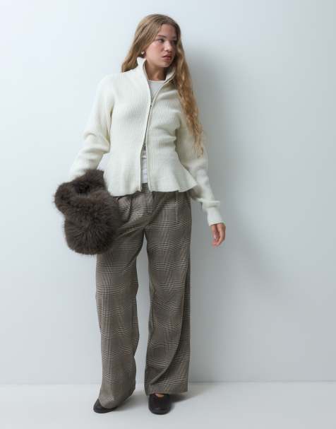 ASOS DESIGN Petite figursydda vida byxor med veckdetalj i brunt rutmönster - view 1