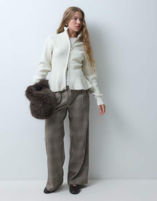 ASOS DESIGN Petite figursydda vida byxor med veckdetalj i brunt rutmönster, 2 av 5