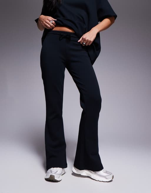 ASOS DESIGN Petite - Flared joggingbroek met interlock-naden in zwart, deel van co-ord set, 2 van 5