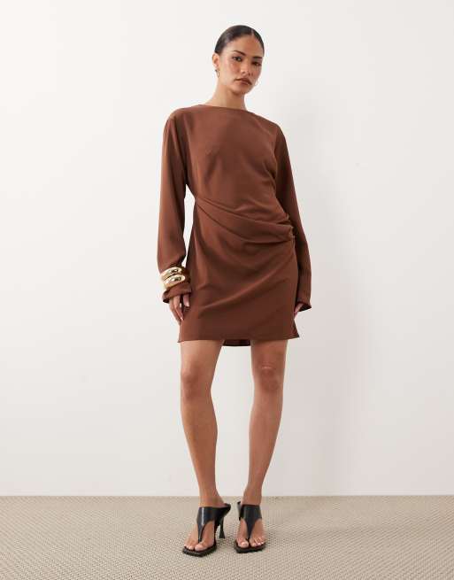 ASOS DESIGN Petite – Fließendes, langärmliges Minikleid in Cappuccino mit seitlicher Raffung, 2 von 4