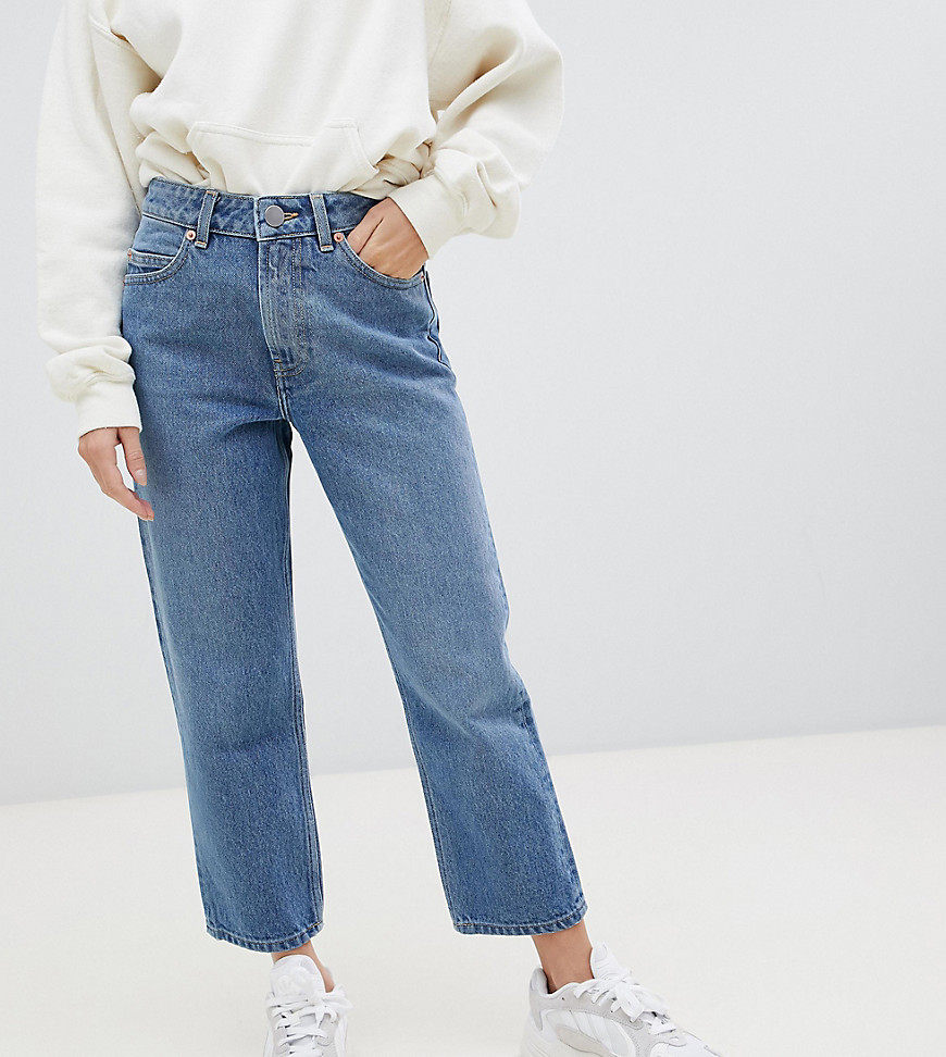 ASOS DESIGN Petite – Florence – Gerade geschnittene Authentic-Jeans aus Recycling-Material in mittlerem Altblau