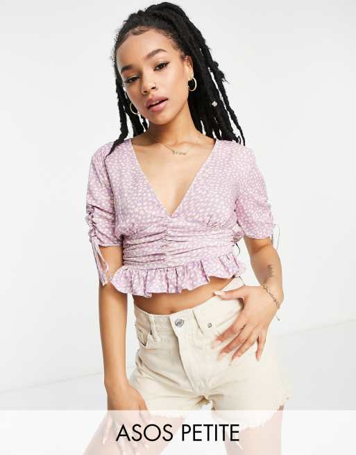 ASOS DESIGN Petite – Freizeitbluse mit V-Ausschnitt, geraffter Taille und Schößchen in Fliederlila mit Blumenmuster 