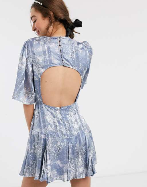 ASOS DESIGN Petite – Geblümges Godet-Minikleid mit Jaquard-Folienprint, 2 von 4
