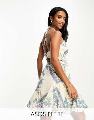 ASOS DESIGN Petite - Gemustertes Mini-Sommerkleid mit Neckholder-Träger, Rückenausschnitt, Lochstickerei und Bandana-Mus...