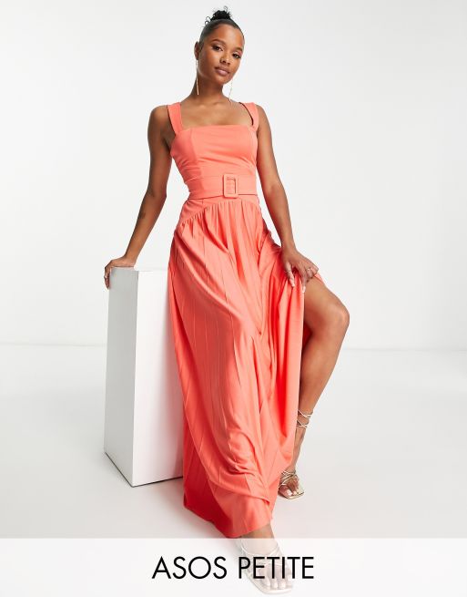 ASOS DESIGN Petite - Geplooide maxi-jurk met vierkante hals en verlaagde taille met riem in helder koraal - BPINK