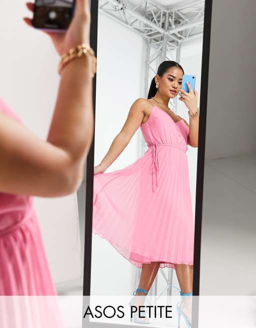 ASOS DESIGN Petite - Geplooide midi jurk met cami-bandjes, knoopjes en trekkoord in de taille in roze