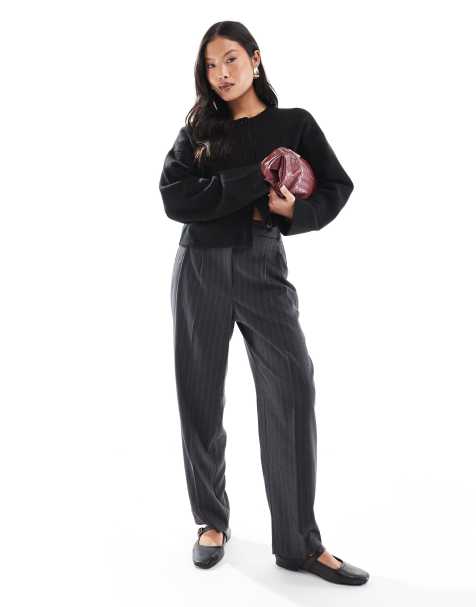 ASOS DESIGN Petite – Gerade geschnittene, elegante Hose in Anthrazit gestreift mit Lasche - view 1