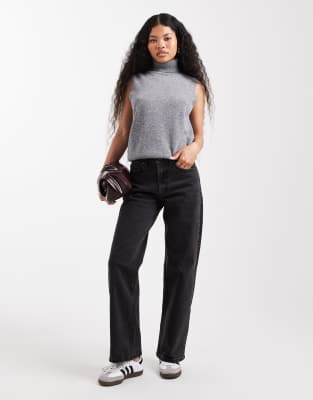 ASOS DESIGN Petite - Gerade geschnittene Jeans aus Comfort Stretch in verwaschenem Schwarz