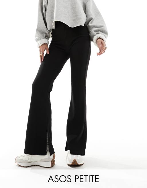 ASOS DESIGN Petite - Geribbelde Ottomaanse flare-broek met split aan de zoom in zwart