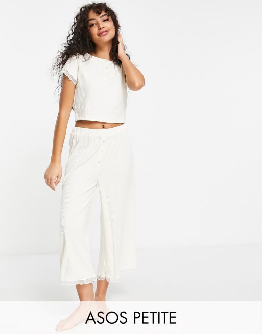 ASOS DESIGN Petite - Geribbelde pyjamaset met top met knopen en culotte in crème