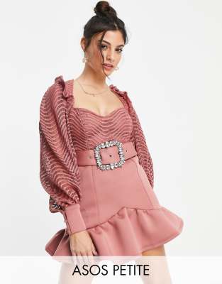 ASOS DESIGN Petite - Gerüschtes Minikleid aus welliger Spitze in Rosé mit Strassgürtel und Schößchensaum-Blau