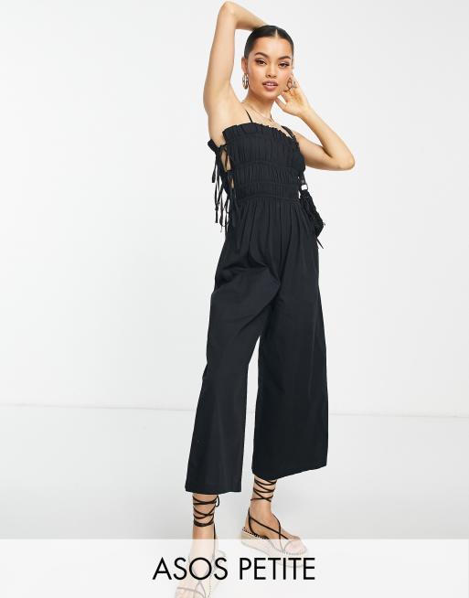 ASOS DESIGN Petite - Gesmokte jumpsuit met smalle bandjes en gestrikte zijkanten in zwart