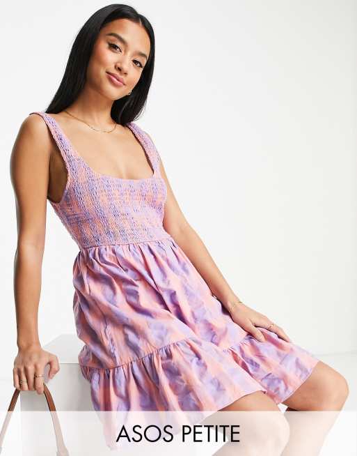 ASOS DESIGN Petite – Gesmoktes, gestuftes Mini-Sommerkleid in Flieder und Pfirsich kariert