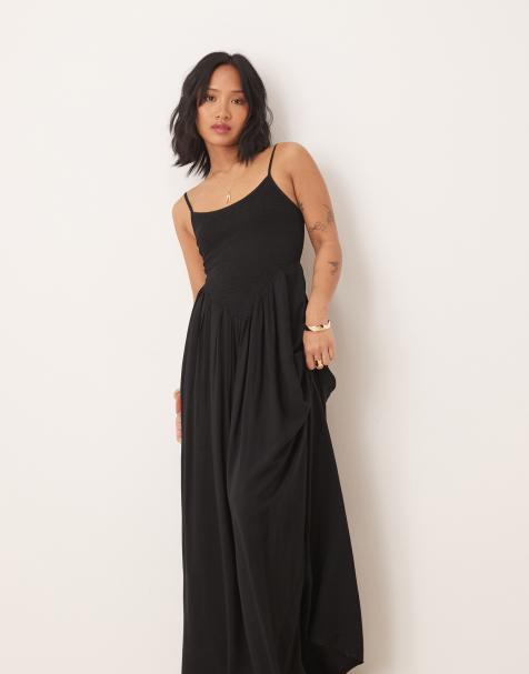 ASOS DESIGN Petite – Gesmoktes Maxi-Strandkleid in Schwarz - view 1