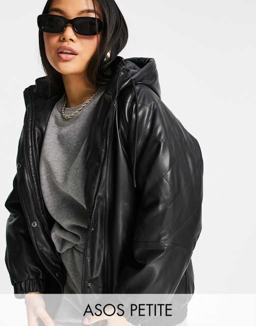 ASOS DESIGN Petite – Gesteppte Bomberjacke aus Kunstleder in Schwarz