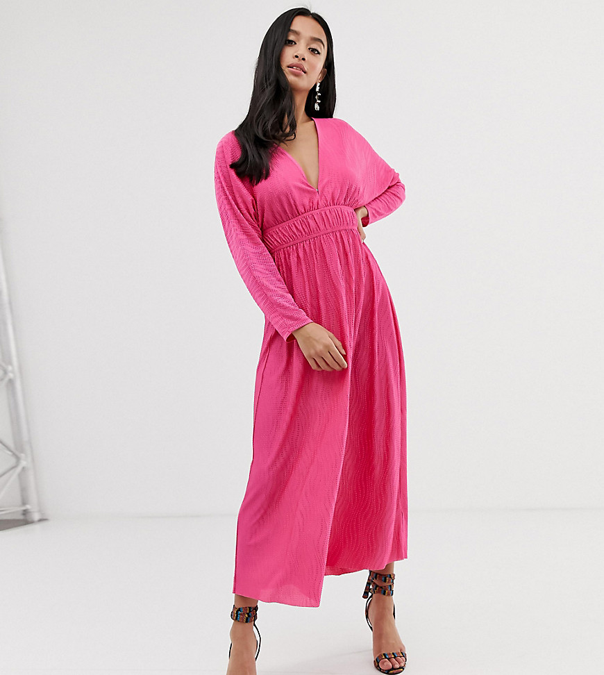 ASOS DESIGN Petite - Gestippelde, lange jurk van plissé met elastische tailleband-Roze