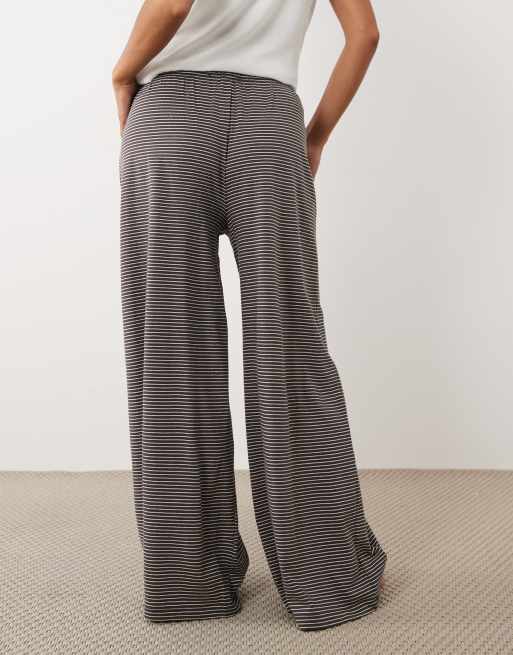 ASOS DESIGN Petite - Gestreepte pyjamabroek in bruin, 2 van 4