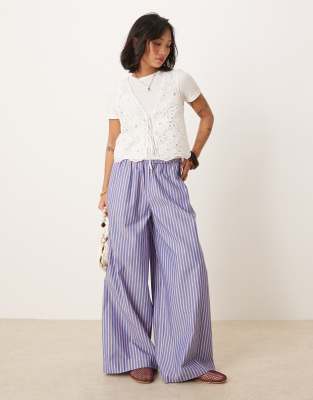 ASOS DESIGN Petite - Gestreifte Hose in Blau und Rot mit gesmoktem Bund-Bunt