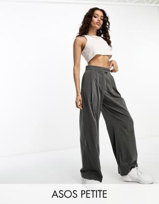 ASOS Design Petite - Gestreifte Hose in Grau mit Bundfalten und weitem Schnitt