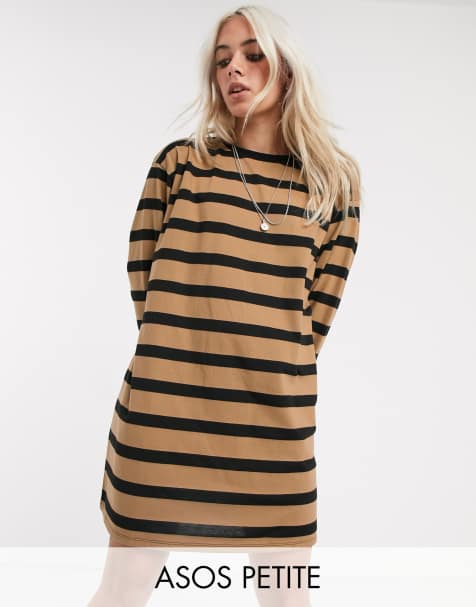ASOS DESIGN Petite – Gestreiftes T-Shirt-Kleid im Oversize-Stil in Camel und Schwarz