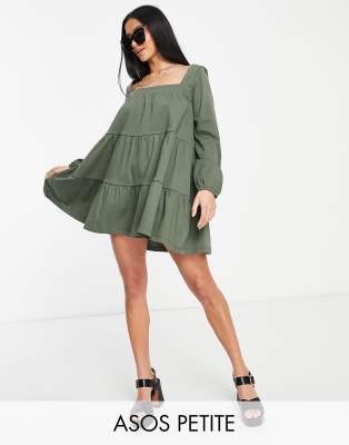 ASOS DESIGN Petite - Gestuftes Hänger-Minikleid in Khaki mit eckigem Ausschnitt-Grün