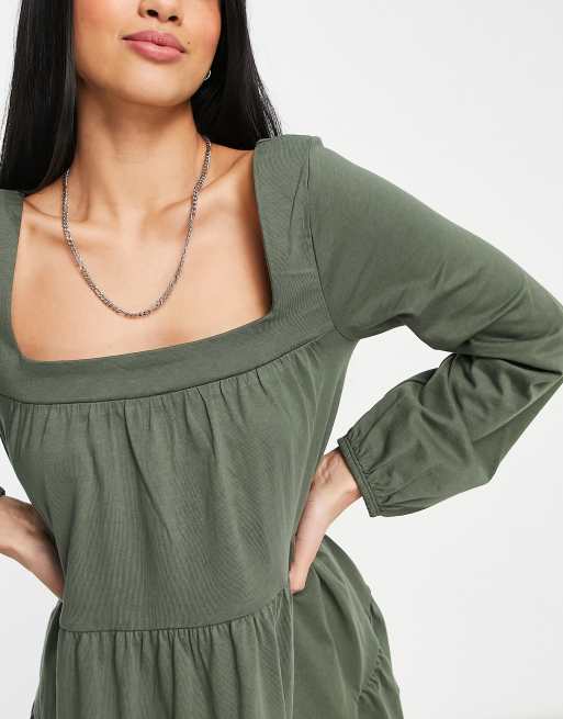 ASOS DESIGN Petite – Gestuftes Hänger-Minikleid in Khaki mit eckigem Ausschnitt, 3 von 4