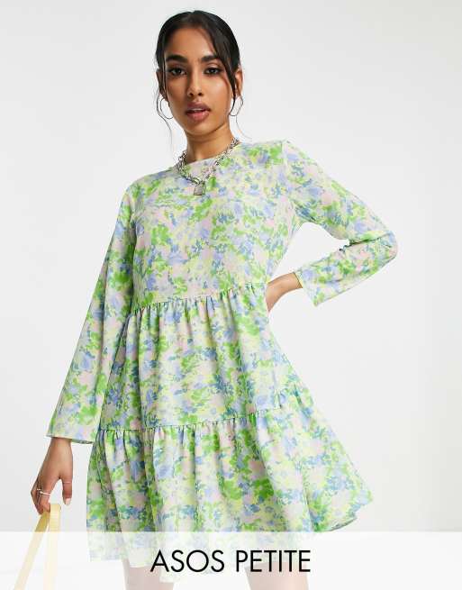 ASOS DESIGN Petite – Gestuftes, langärmliges Mini-Hängerkleid in Grün mit Blumenmuster