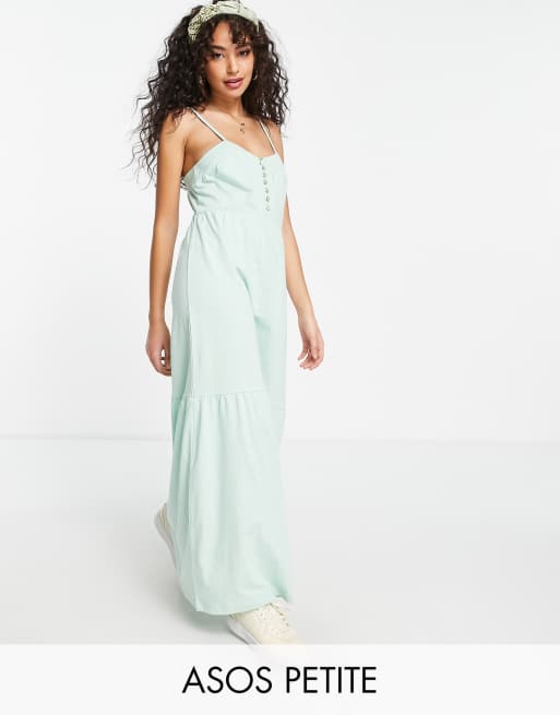 ASOS DESIGN Petite – Gestuftes Maxi-Trägerkleid in Blassgrün mit Knöpfen in Muscheloptik