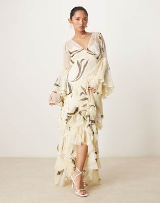 ASOS DESIGN Petite - Gestuftes Maxikleid mit tiefem Ausschnitt, Rüschen, Spitzeneinsätzen und Zitronen-Blumenprint-Bunt